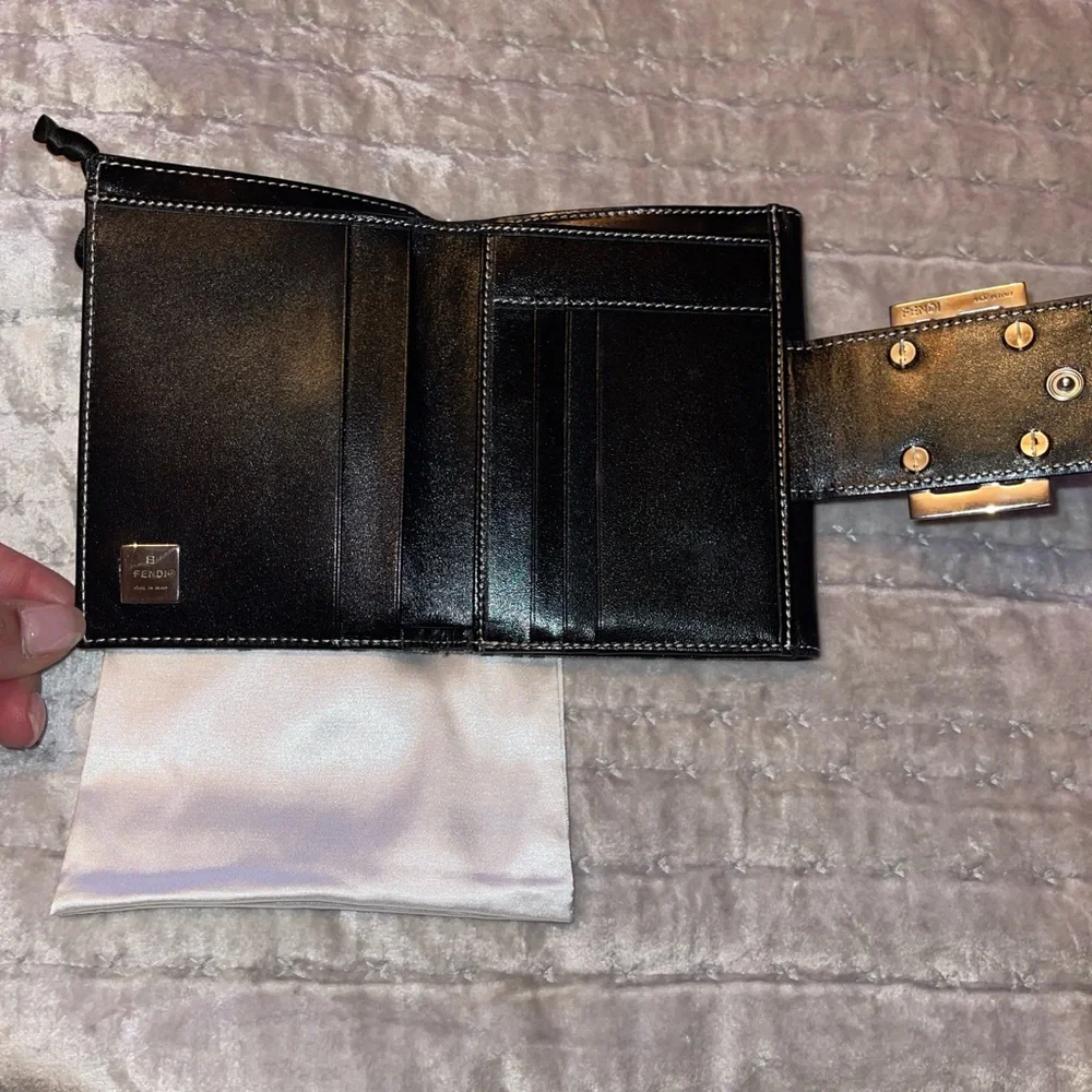 Fendi Zucca short wallet excellent condition size is 5X3 1/2” black with silver - Picture 7 of 9